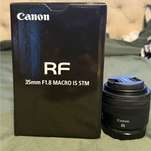 Canon RF 35mm F1.8 Macro IS STM Lens - Black Finish